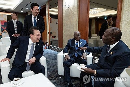 [한-아프리카 정상회의] 윤석열 대통령, 비즈 서밋 개회식 전 환담