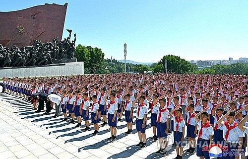 소년단창립 행사 참가자들의 모습