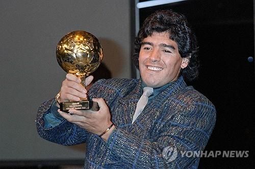 1986년 골든볼 트로피를 들고 있는 마라도나. 