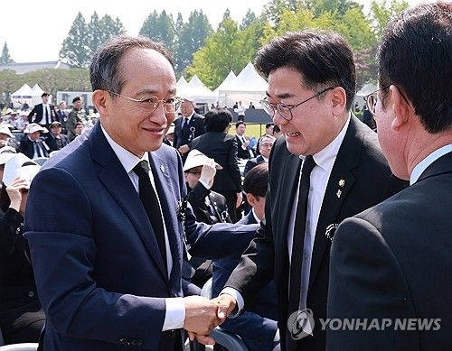 악수하는 여야 원내대표