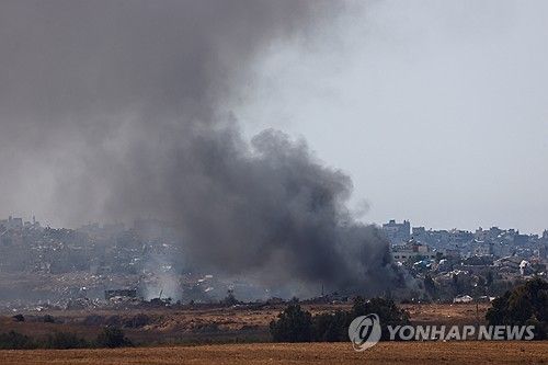 연기 치솟는 팔레스타인 가자지구