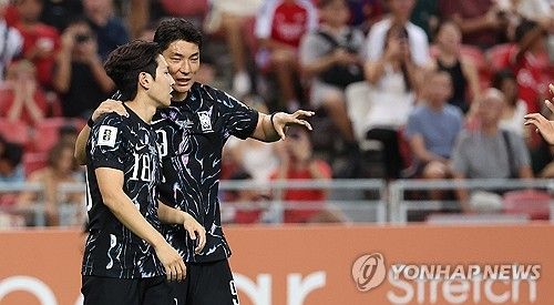 득점의 기쁨 함께 나누는 이강인과 주민규