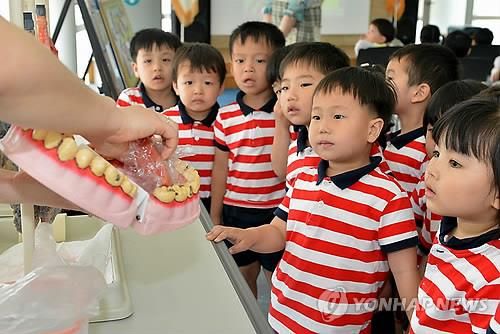 '어린이 여러분, 담배는 해로워요'