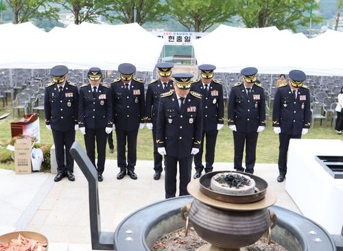 묵념하는 통영해양경찰서 직원들