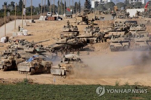 국경지역에 집결한 이스라엘군 탱크