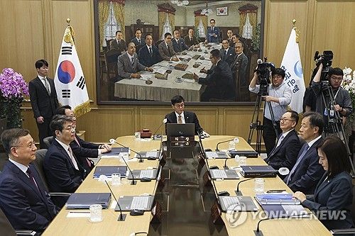 금융통화위원회 주재하는 이창용 총재