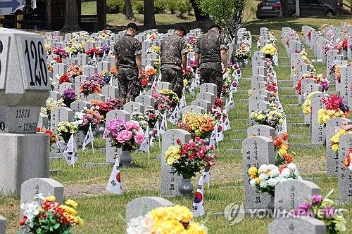 현충원 찾은 군인