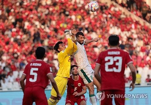 인도네시아 골키퍼와 공중볼을 다투는 이라크의 아이멘 후세인. 