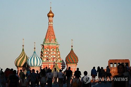 모스크바의 성 바실리 대성당 앞 붉은광장에 모인 사람들