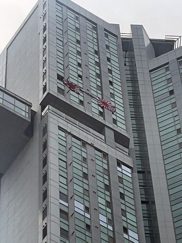 욱일기 내걸린 부산의 한 주상복합건물