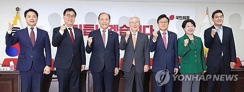 당헌당규개정특위 위원들과 기념촬영 하는 황우여 비대위원장