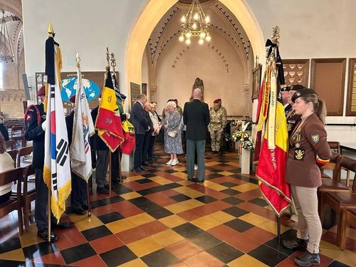 조문객 맞이하는 태극기