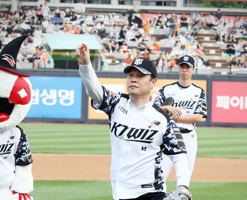 시구하는 이희완 국가보훈부 차관