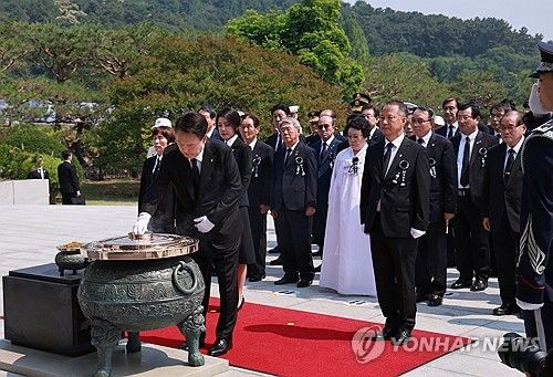 윤석열 대통령, 현충일 현충탑 분향
