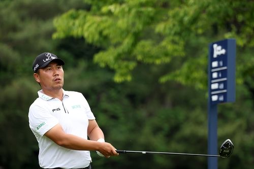 볼의 방향을 쫓는 이대한.