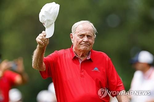 팬들의 환호에 답례하는 잭 니클라우스.