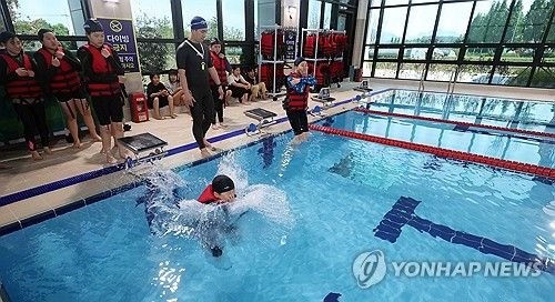 생존 수영 배우는 초등생