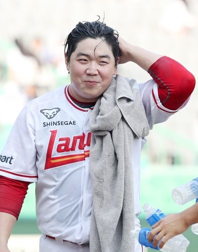 프로 첫 세이브를 거둔 뒤, 축하 물세례를 받은 이로운