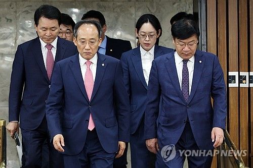심각한 표정의 국민의힘 원내지도부