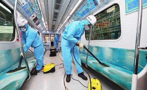 전국적인 빈대 확산 우려로 인천지하철에서 고온 스팀 방역을 하고 있다. 2023년 [연합뉴스 자료사진]