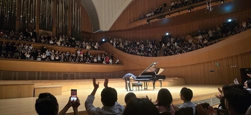 기립박수에 인사하는 임윤찬