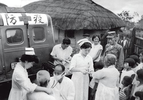 전북 남원에서 장티푸스 방역반이 주민들에게 예방 접종을 하고 있다. 1961년 [연합뉴스 자료사진]