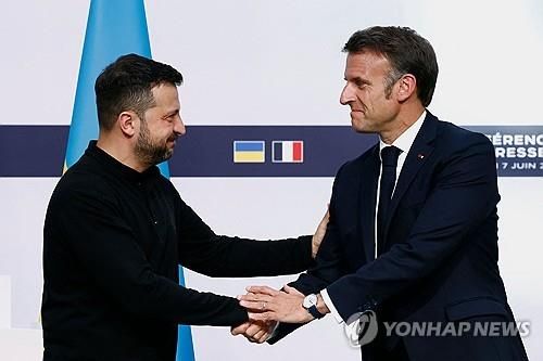 젤렌스키 우크라 대통령과 마크롱 프랑스 대통령. 