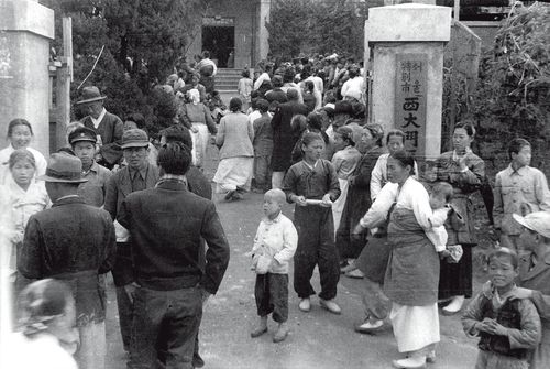 한국전쟁 중 피난민들이 이를 없애려고 DDT를 맞기 위해 서울 서대문구청에 모여있다. 당시에는 위생 불량으로 사람들의 머리에 이가 많았다. 1951년 [임인식 제공]