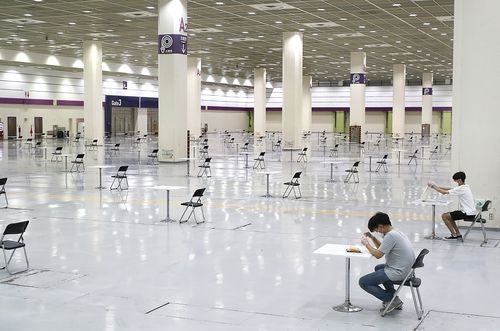 서울 강남구 삼성동 코엑스에서 엑스포 참가업체 관계자 및 참관객들이 입장에 앞서 코로나19 자가진단키트로 검사를 하고 있다. 2021년 [연합뉴스 자료사진]