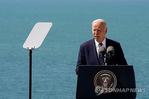 노르망디 상륙 작전 전적지서 연설하는 바이든