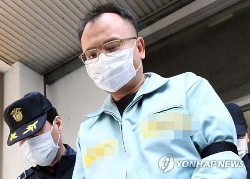 마스크로 얼굴 가린 양진호