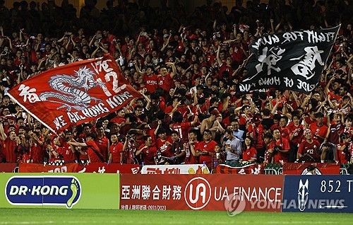 (로이터=연합뉴스) 지난 6일 밤 홍콩 스타디움에서 열린 2026 월드컵 예선전 경기장을 가득 메운 홍콩 시민들. 2024.6.7.