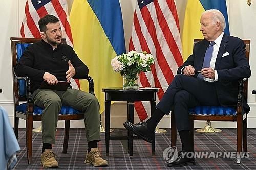 (파리 AFP=연합뉴스) 볼로디미르 젤렌스키 우크라이나 대통령과 조 바이든 미국 대통령이 7일(현지시간) 프랑스 파리 인터콘티넨탈 호텔에서 양자회담하고 있다. 2024.06.07