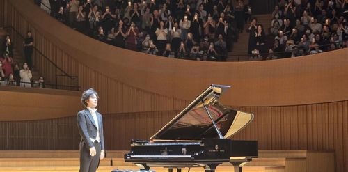 무대 중앙에 우뚝 선 임윤찬