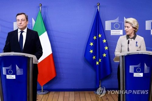 드라기 전 이탈리아 총리와 폰데어라이엔 EU 집행위원장의 2022년 3월 모습