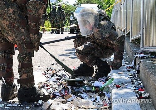 지뢰 탐지기로 북한 오물 풍선 잔해 확인하는 군인들