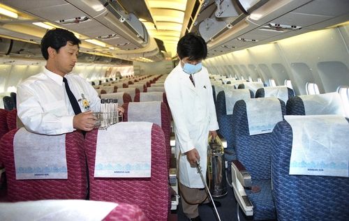 인도와 중국에 집단 발생한 페스트의 국내 전염을 막기 위해 김포공항 국립서울검역소 직원들이 상하이발 비행기 기내를 소독하고 있다. 1994년 [연합뉴스 자료사진]