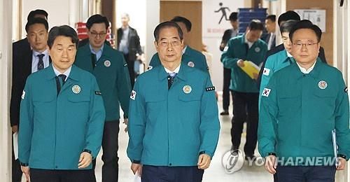 2024년 5월 16일 의대정원 관련 대국민 담화를 위해 이동하는 한덕수 총리(가운데)