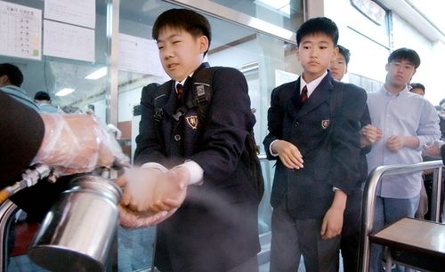 중국과 홍콩을 중심으로 급속히 번진 '급성 호흡기 증후군'의 확산을 막으려고 중학생들이 손을 소독하고 있다. 2003년 [연합뉴스 자료사진]