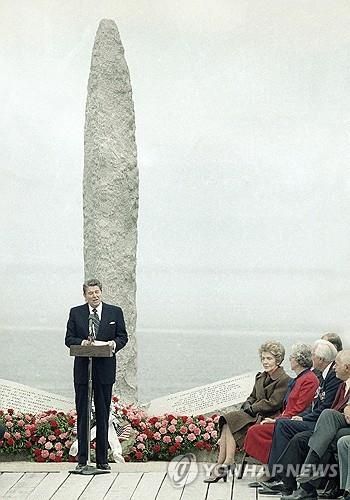 1984년 6월6일 푸앙트 뒤 오크에서 연설하는 레이건