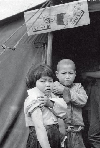 한국전쟁 중 부산에서 어린이들이 국제적십자위원회(ICRC)로부터 예방 접종을 받고 있다. 국제적십자위원회는 한국전쟁 시작과 동시에 한반도에 파견돼 유엔군과 공산군 간 제네바 협약 준수 감시 활동과 난민 구호 활동을 했다. 1951년 [국제적십자위원회(ICRC) 제공]