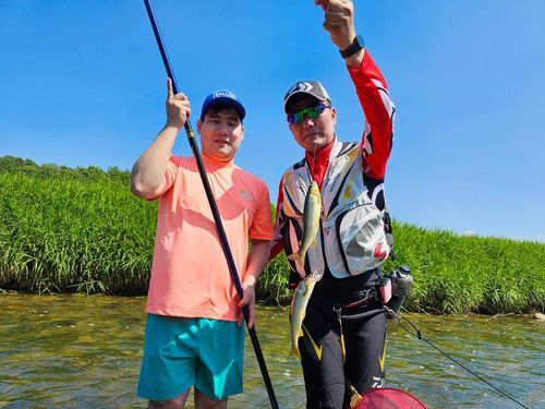 은어를 잡고 환호하는 시각장애인 [낚시하는 시민연합 제공]