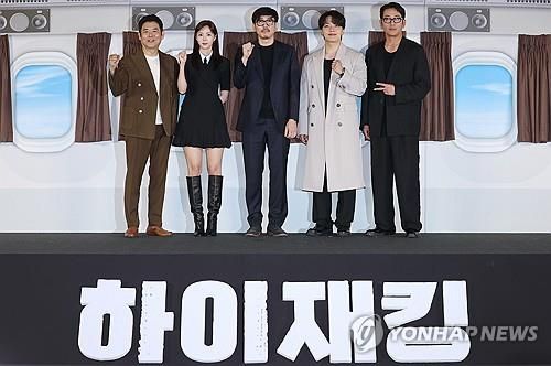 배우 성동일(왼쪽부터), 채수빈, 김성한 감독, 배우 여진구, 하정우가 지난달 22일 서울 CGV 용산아이파크몰점에서 열린 영화 '하이재킹' 제작보고회에서 포즈를 취하고 있다. [연합뉴스 자료 사진] 