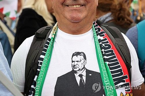 지난 1일 헝가리 부다페스트에서 열린 정부 지지 집회에서 한 남성이 오르반 빅토르 헝가리 총리의 모습이 그려진 티셔츠를 입고 있다. [로이터 연합뉴스 자료사진. 재판매 및 DB 금지]