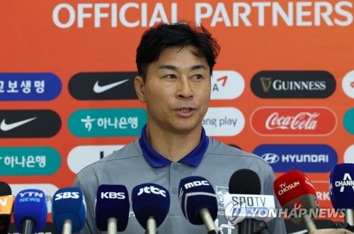 인터뷰하는 김도훈 감독