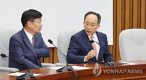 정점식 정책위의장과 대화하는 추경호 원내대표