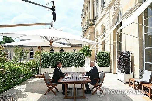 엘리제궁 정원에서 대화하는 미·프 정상