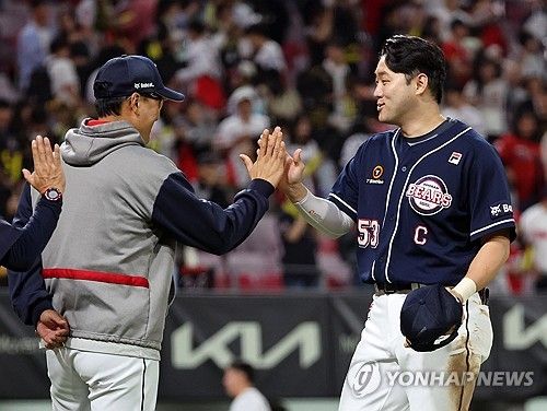 양석환과 하이파이브하는 이승엽 두산 감독