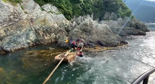 부상자 구조하는 해경