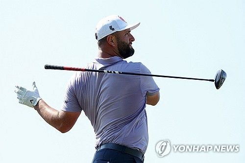 욘 람의 1라운드 경기 모습